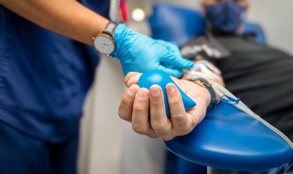 下降的献血量，待松动的献血标准 献血法大修为何拟上调献血者年龄上限？｜请回答