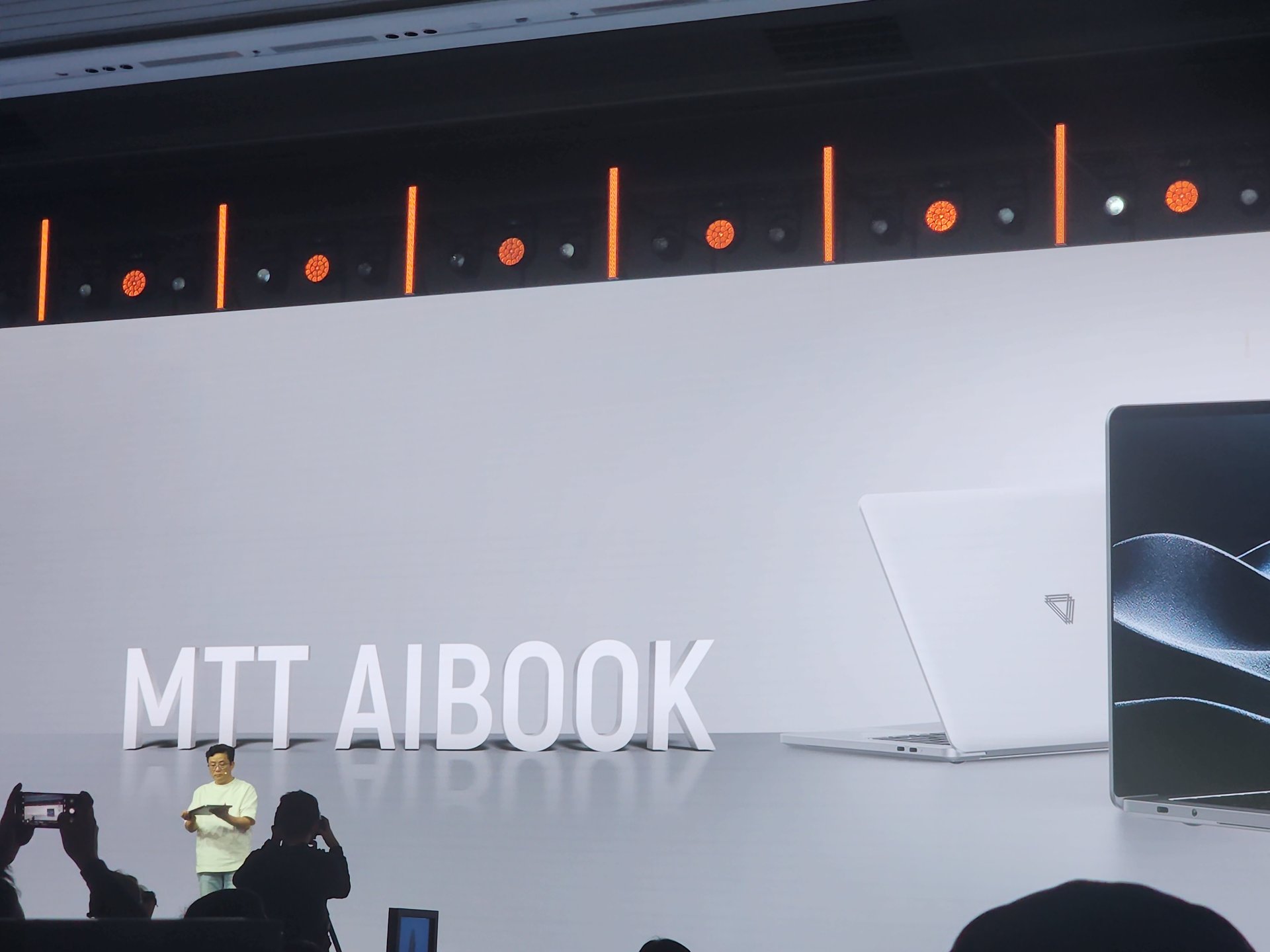 现场发布了MTT AIBOOK 图片来源：每经记者 杨卉 摄