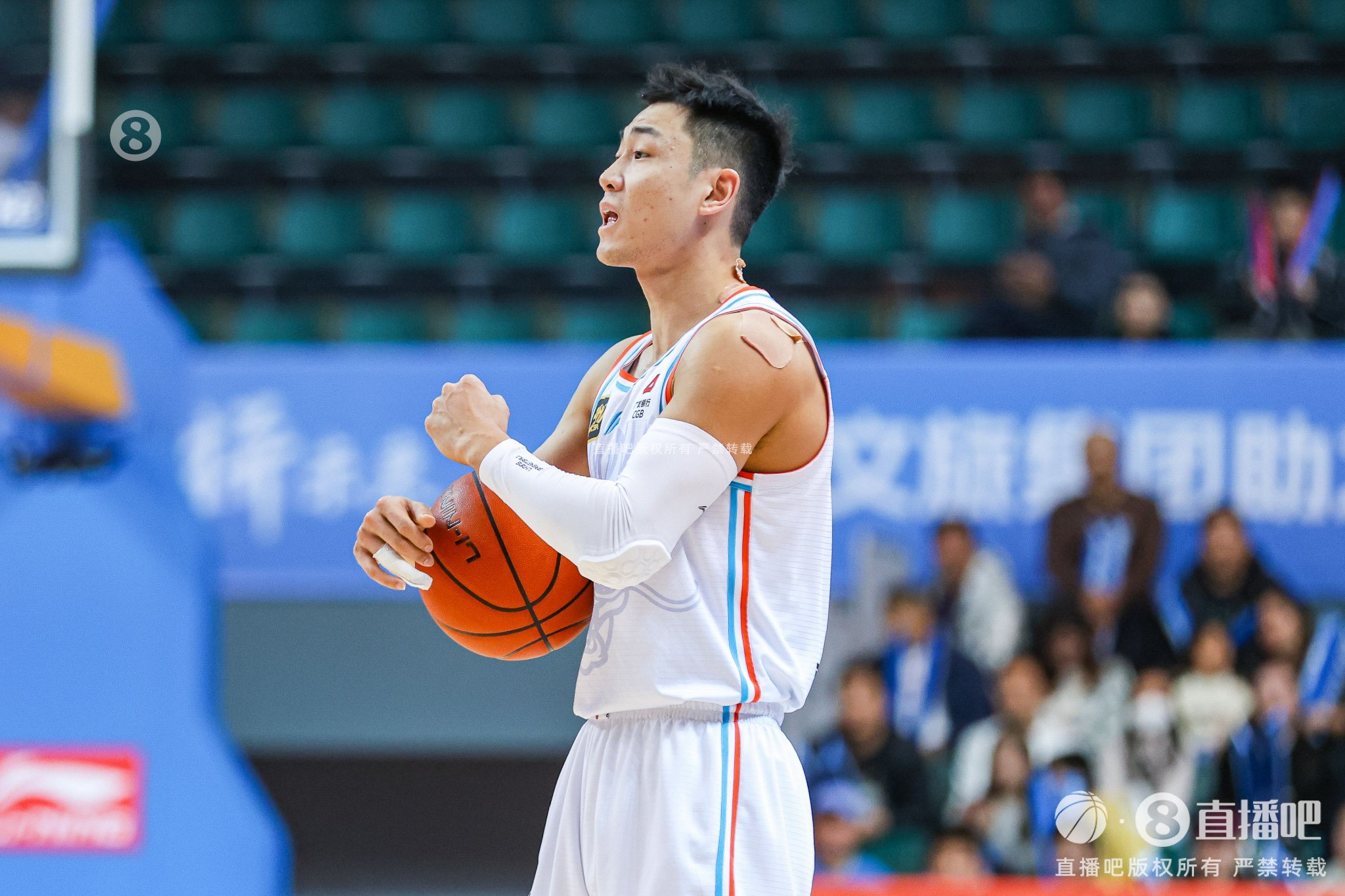 立足防守！高诗岩4次抢断 2中1拿到4分3助攻