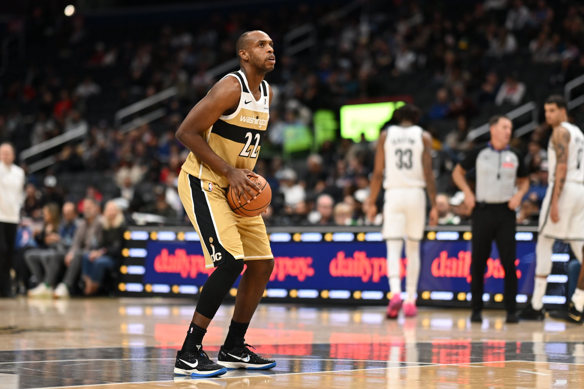 美记：米德尔顿到期合同极有可能被买断 他有机会加盟争冠队