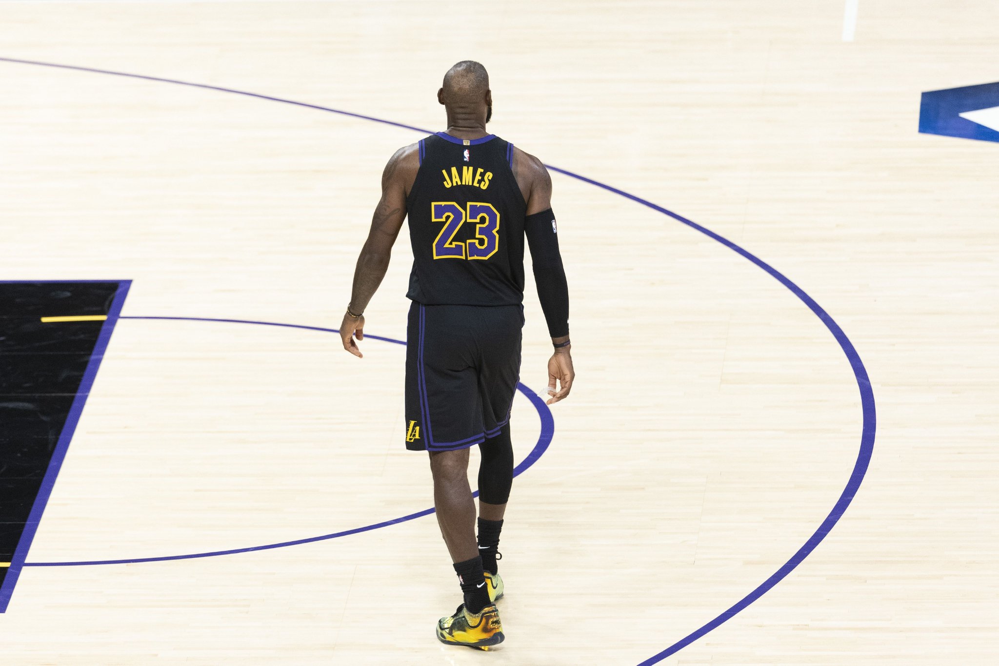 夸梅：詹姆斯执行技犯罚球真是认不清自己 湖人队内肯定暗存矛盾