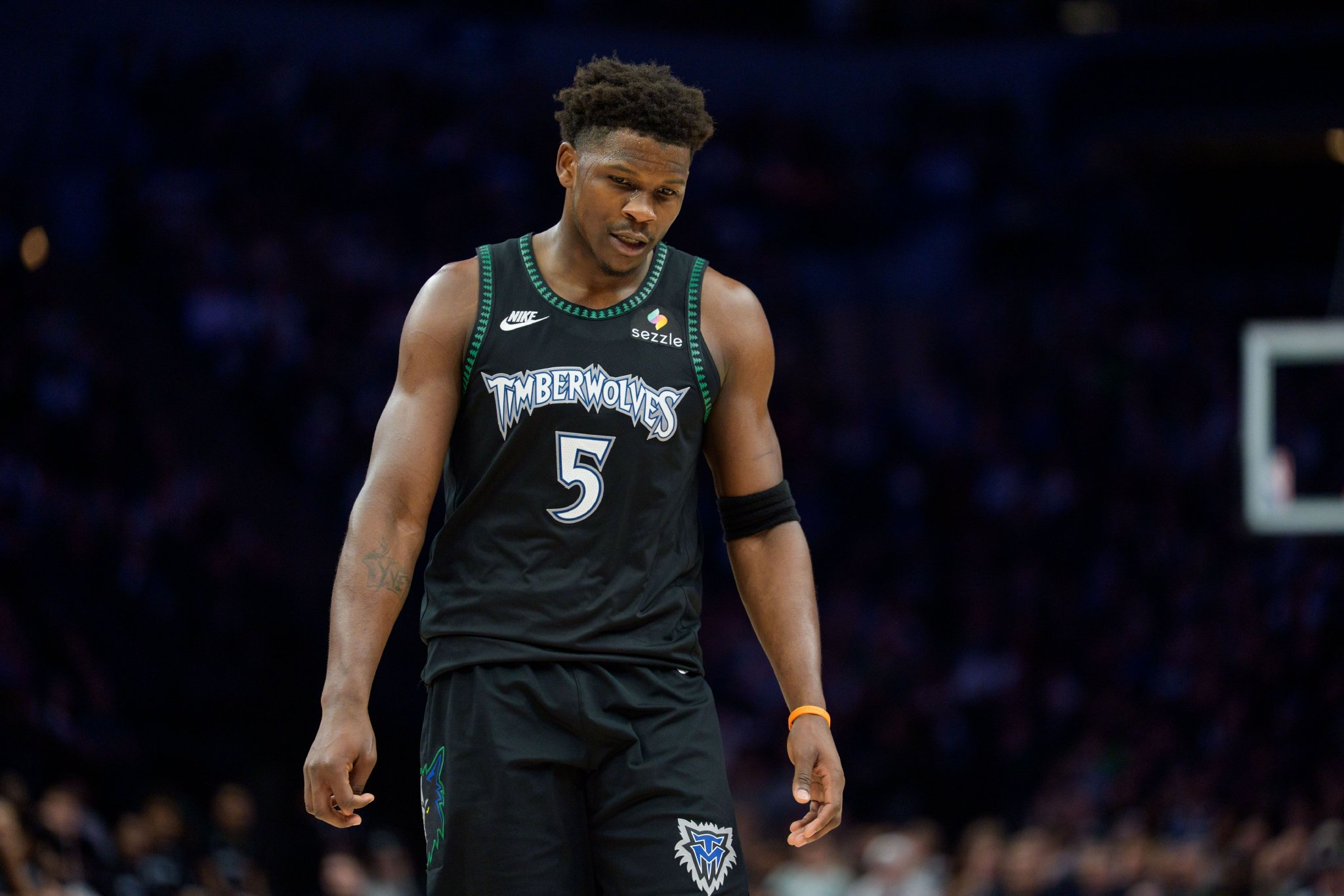 此前已连续缺阵三场比赛！爱德华兹参加了今天赛前投篮训练！