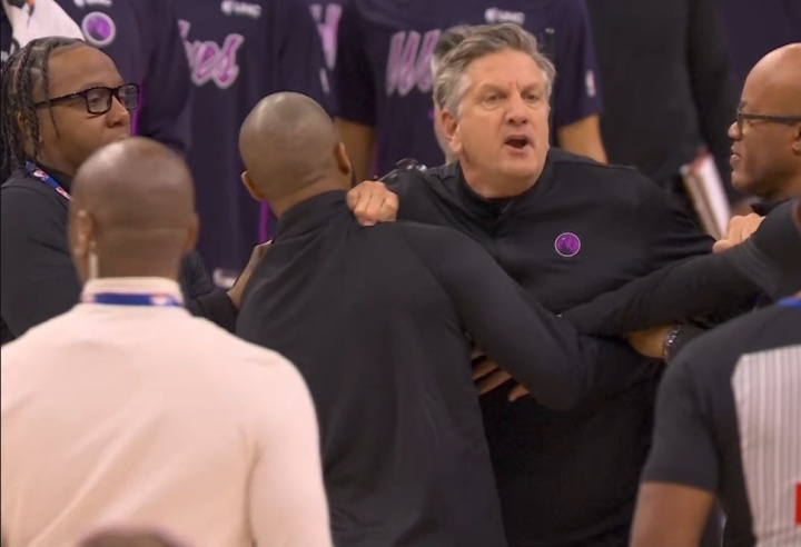 退一步越想越气！芬奇不满判罚追着裁判喷 被拦还杀了两个回马枪