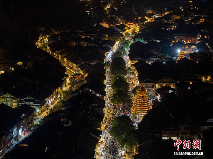 12月20日晚，航拍贵州省黎平县肇兴侗寨。龙建睿摄