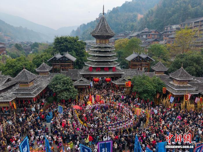 　12月20日，贵州省黎平县肇兴侗寨，侗族民众与游客一起欢度侗年。龙建睿摄