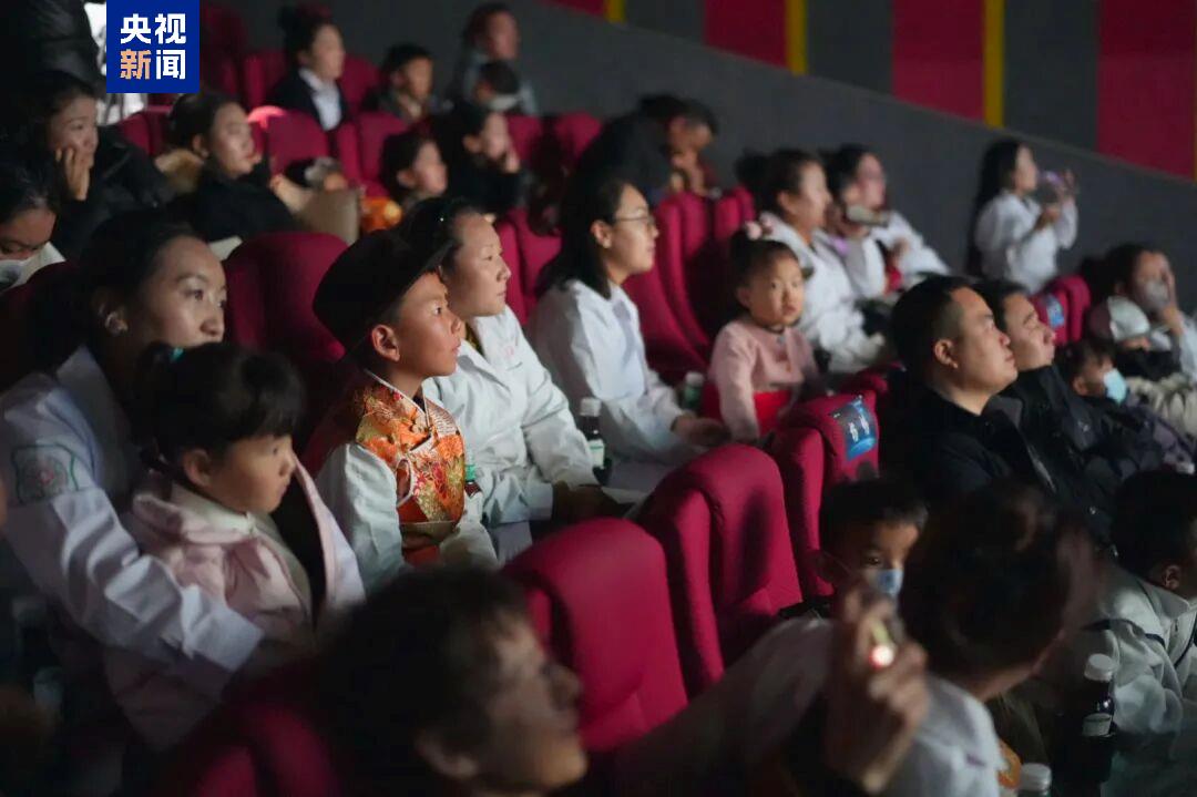 《窗外是蓝星》玉树行温暖落幕