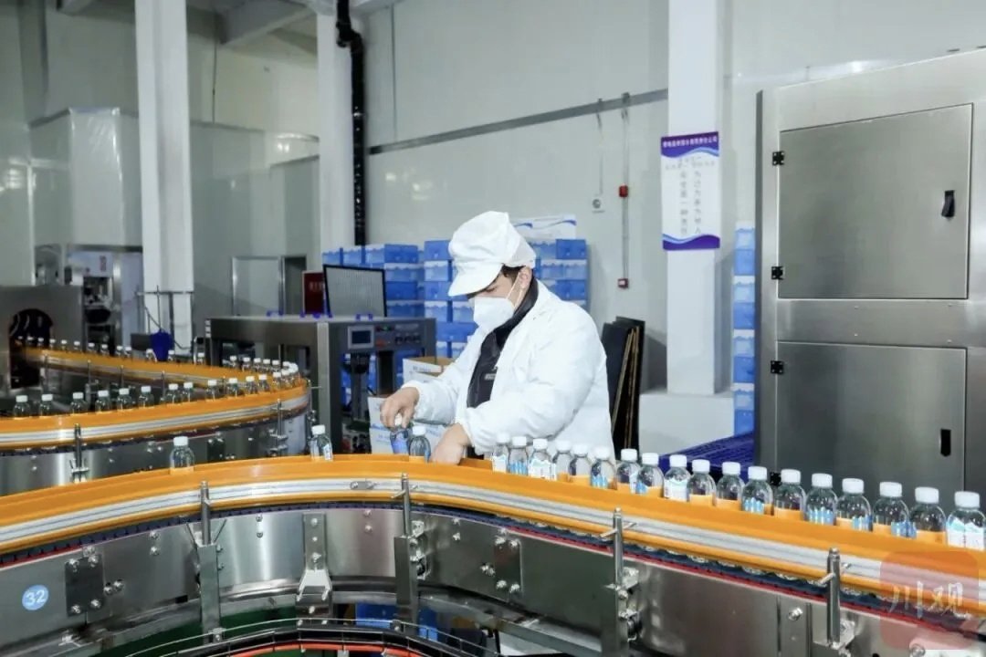 德格县包装饮用水厂生产线。（受访者 供图）