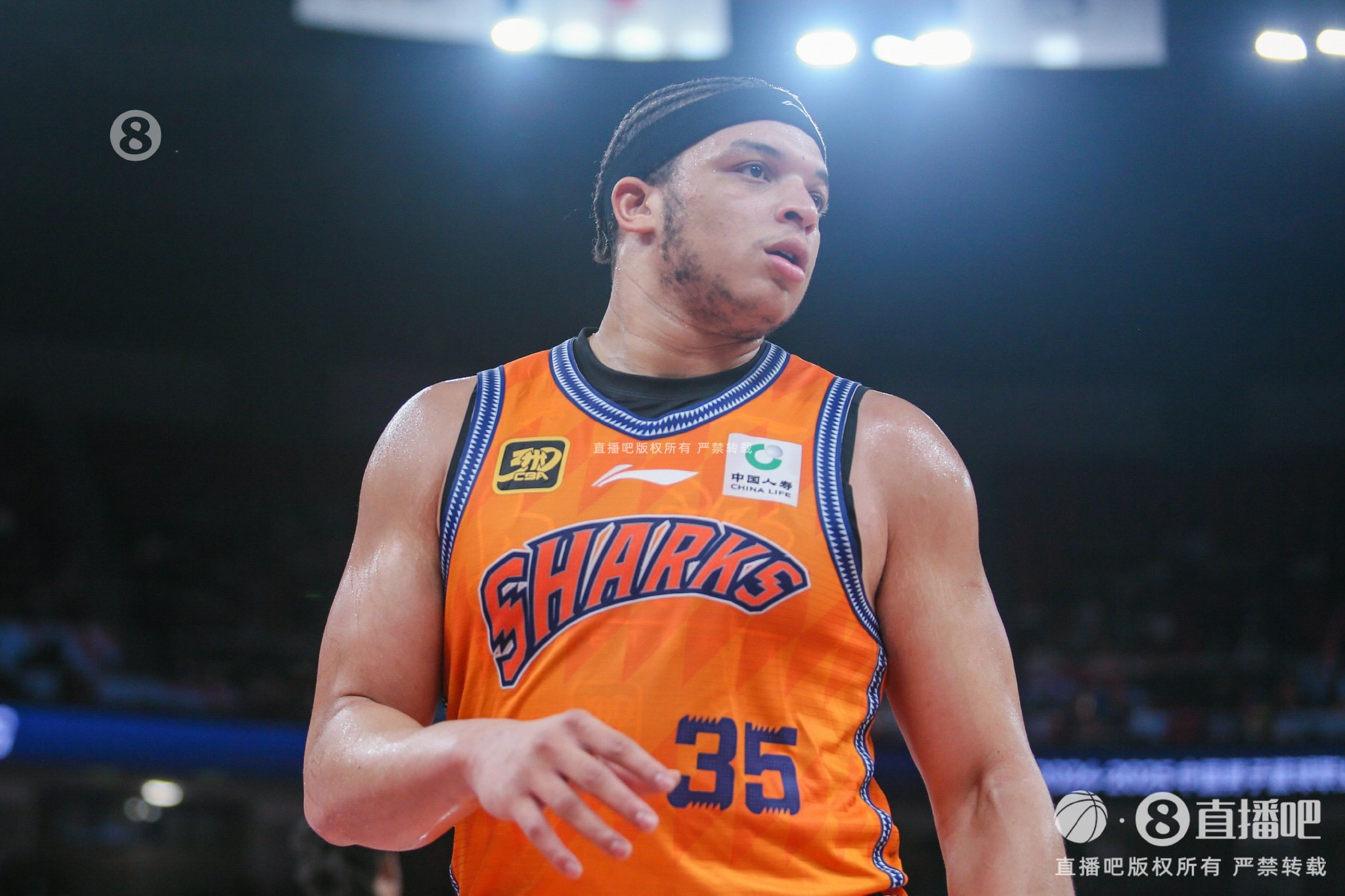 冲击力强但失误略多！洛夫顿半场7中3拿8分4助 抢2前场板&有3失误