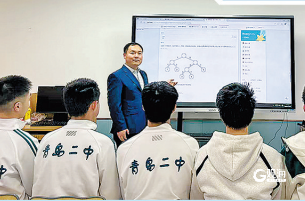 青岛二中信息学奥赛首席教练朱彬为学生上课。