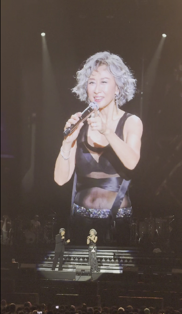 78岁林子祥与64岁叶倩文武汉开唱，夫妻俩自嘲“加在一起142岁”却连唱带跳3个小时，全程未破音