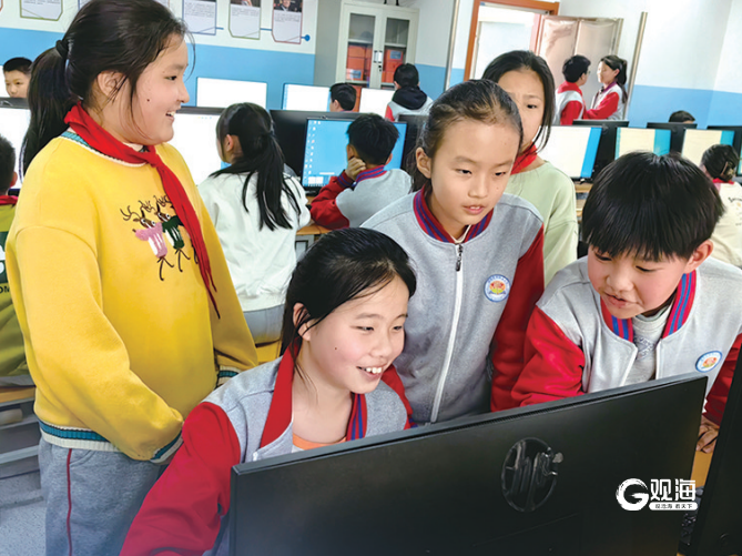 学生在城阳一中开展信息学奥赛培训。