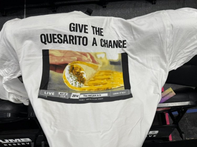 玩梗！掘金发放主题T恤 上面印有约基奇被选中时的卷饼广告