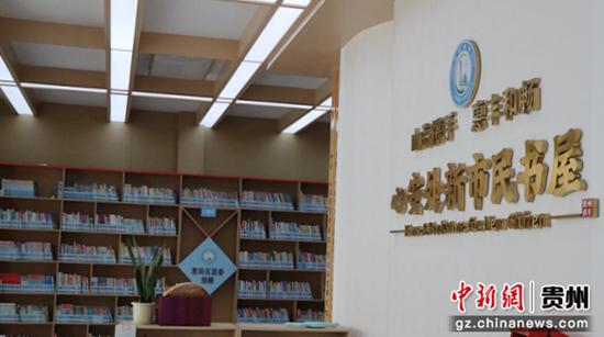 图为龙兴街道心安处社区新市民书屋一角。李和江摄