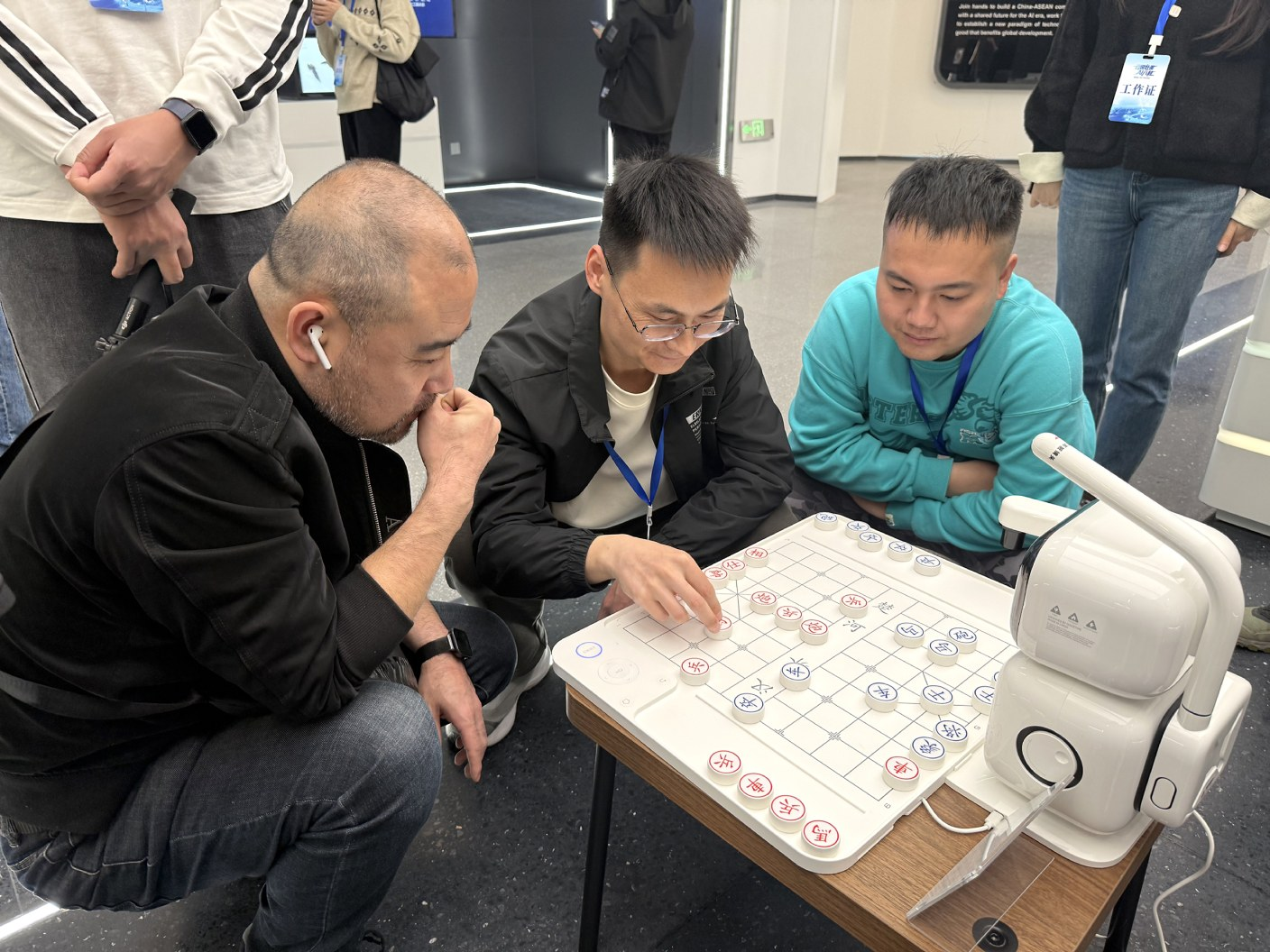     采风团成员与机器人下棋。    本报记者卢丽婷 摄