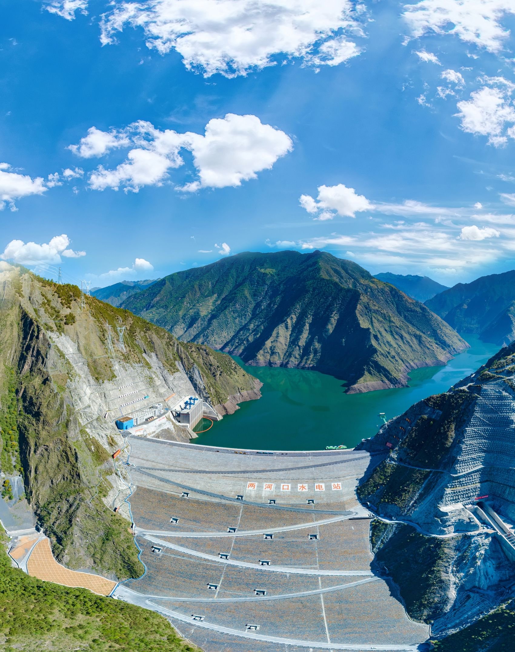 两河口水电站。（洛绒尼玛 摄）