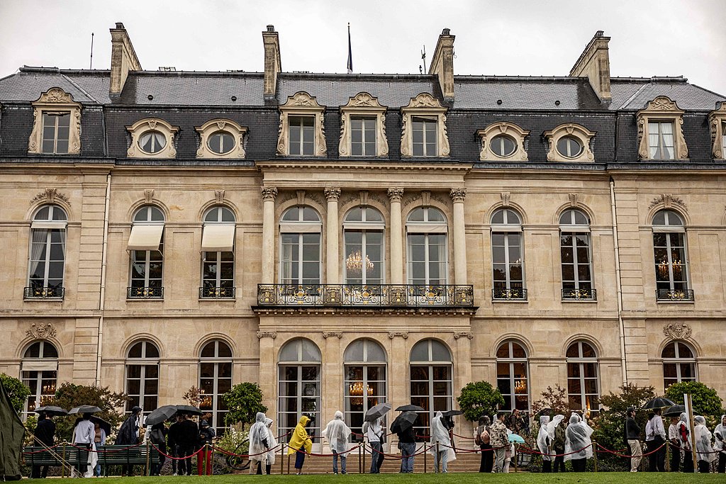 法媒：法国收藏家伙同爱丽舍宫餐具主管，偷走上百件“官窑”