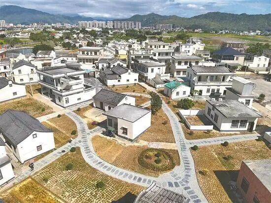 海丰县梅陇镇联兴村谢厝乡完成房屋外立面提升，并打造文化长廊、民俗馆等公共空间，实现从基础整治向品质提升转变