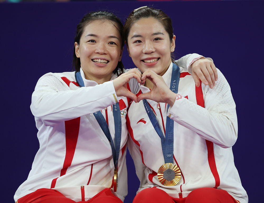 2024年8月3日，冠军陈清晨（左）/贾一凡在巴黎奥运会羽毛球女双颁奖仪式上合影。新华社记者 陈斌 摄