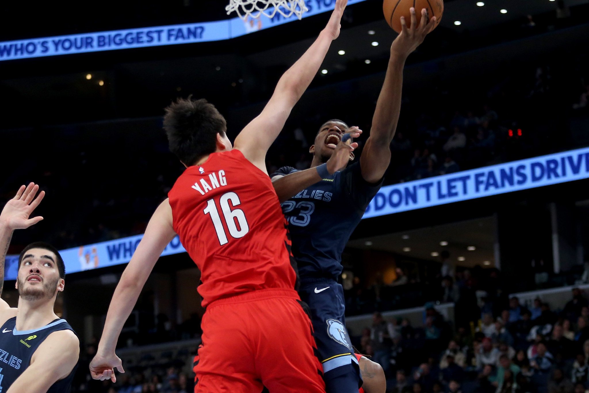 开拓者媒体人：杨瀚森虽然高但弹跳有限 难干扰对手投篮 还吃晃