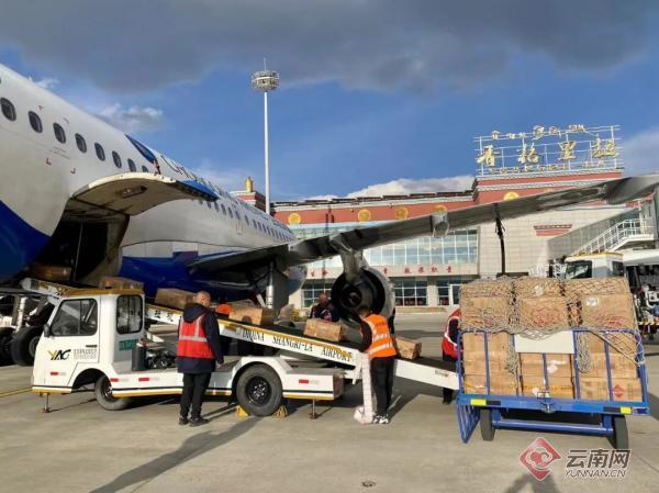 香格里拉特色农产品通过航空物流发运。通讯员 斯那央青 摄