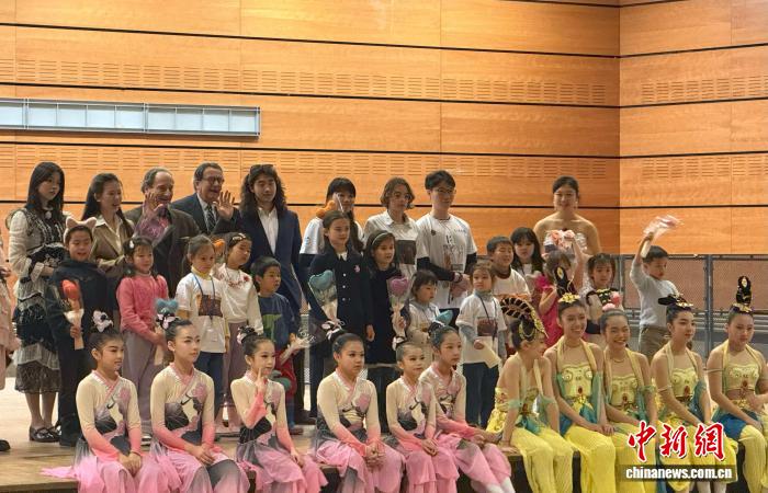 图为画展闭幕式现场。　孙羽婷 摄