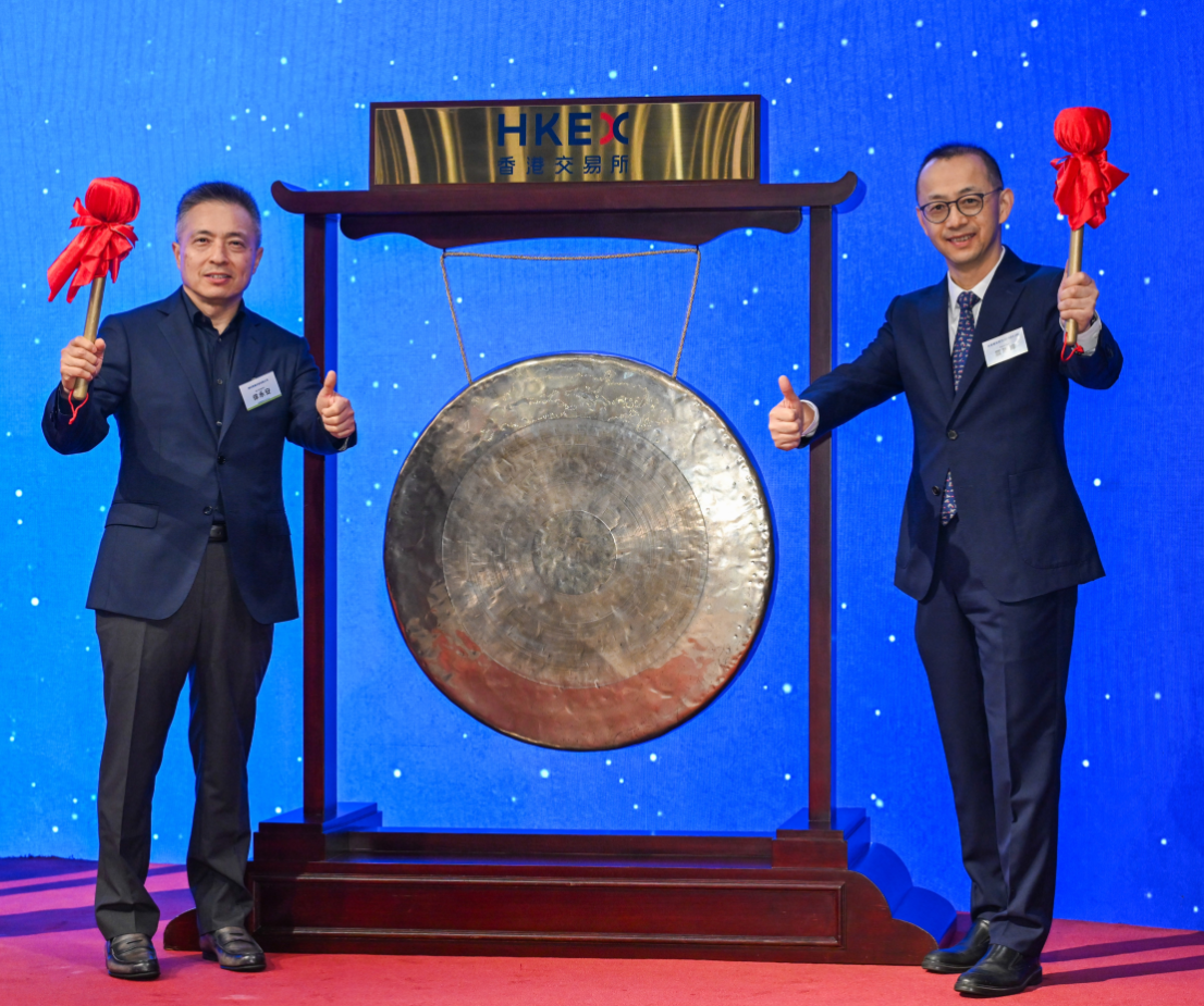 图:横店集团董事长、总裁徐永安(左)与南华期货董事长罗旭峰(右)鸣锣开市