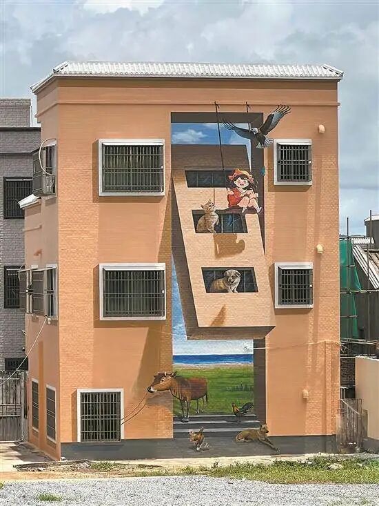 红海湾遮浪街道的“咖啡一条街”通过艺术彩绘、海洋主题设计和滨海景观，迅速成为热门打卡地