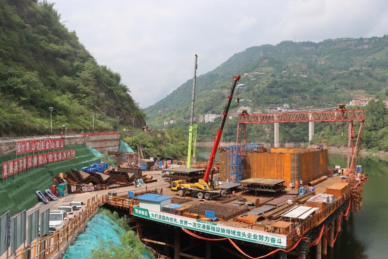 “先桩后堰”施工模式增加钢围堰在水中稳定性。川高公司供图