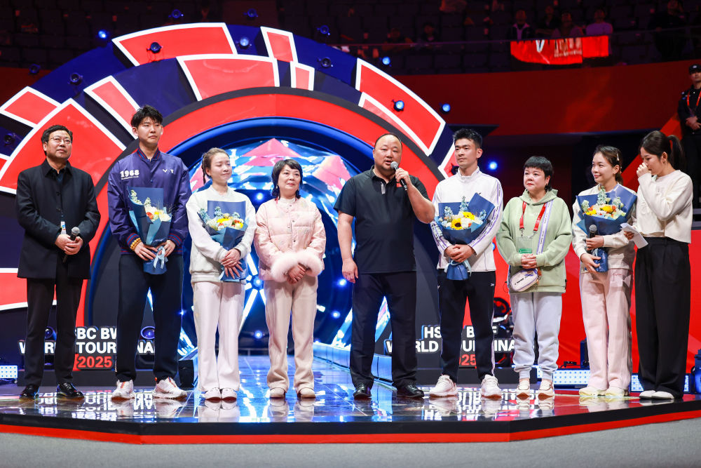 12月21日，中国羽毛球协会主席张军（中）在退役仪式上发言。新华社记者 江汉 摄