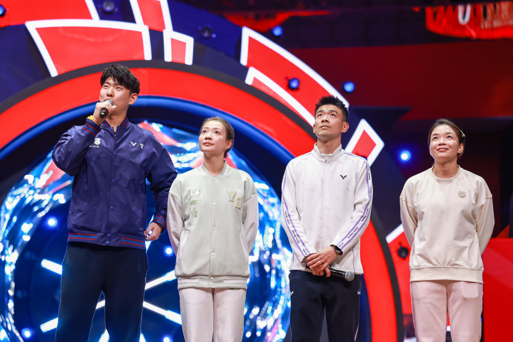 12月21日，刘雨辰、黄雅琼、郑思维、陈清晨（从左到右）在退役仪式上。新华社记者 江汉 摄