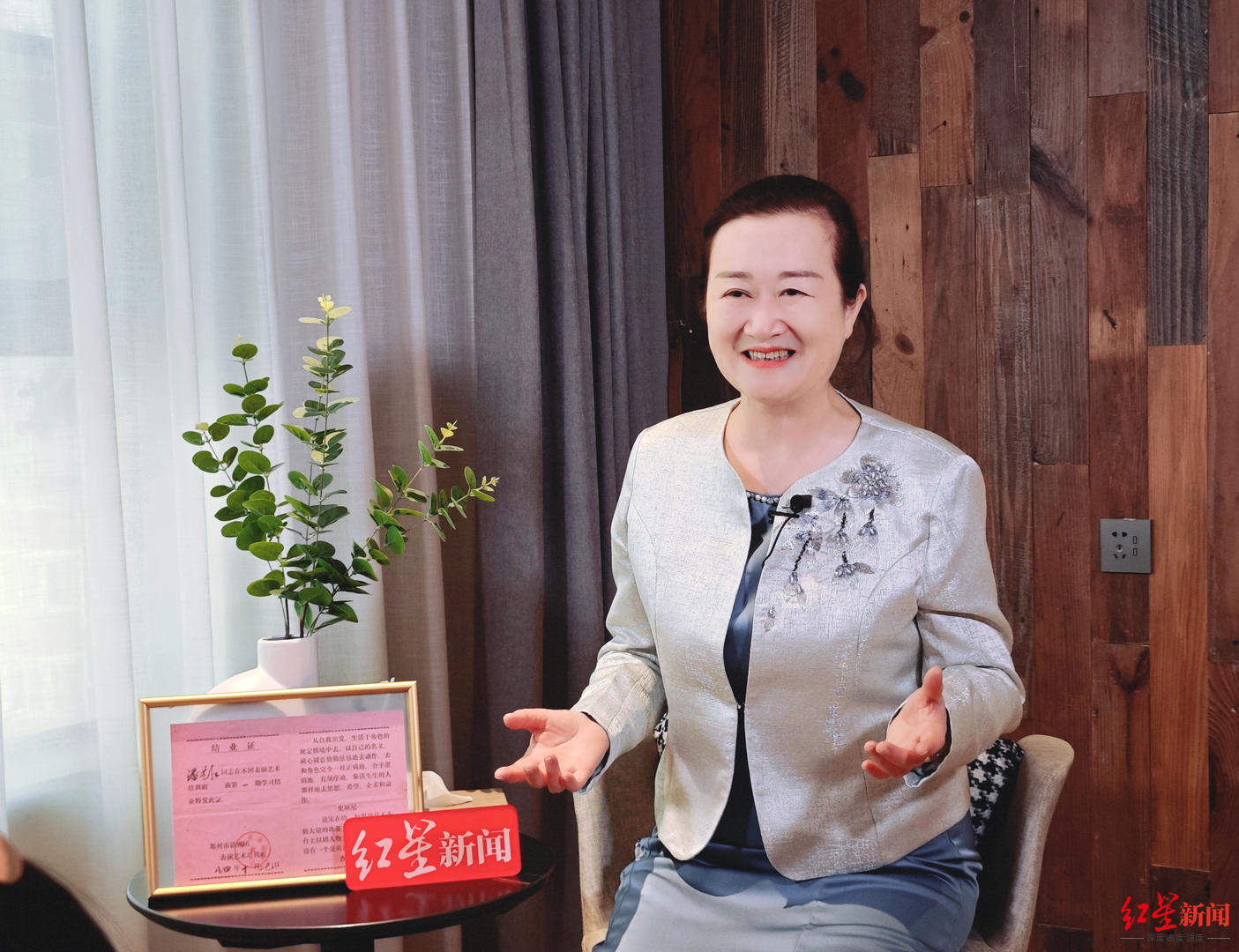 60岁退休干部拍短剧，成“竖店容嬷嬷”：退休才是人生的第二春