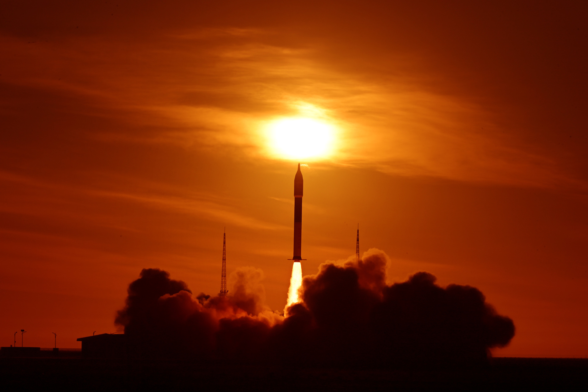 快舟十一号遥八运载火箭在酒泉卫星发射中心发射升空 新华社发（汪江波 摄）