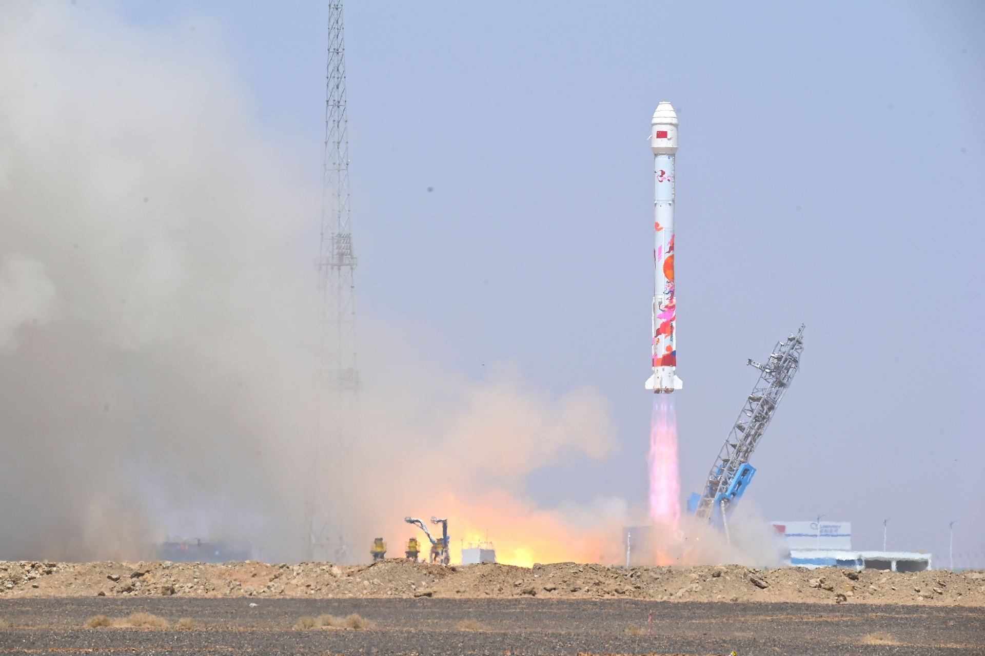 朱雀二号改进型遥二运载火箭发射升空 新华社发（汪江波摄）