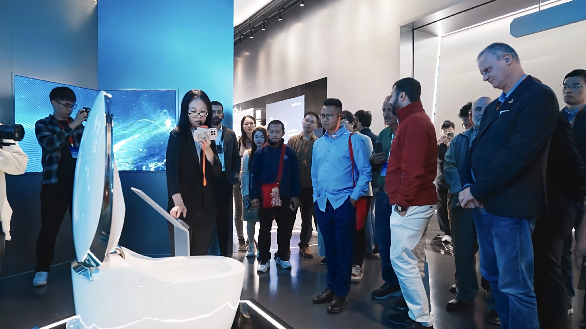 图：越来越多用户开始选择智能马桶