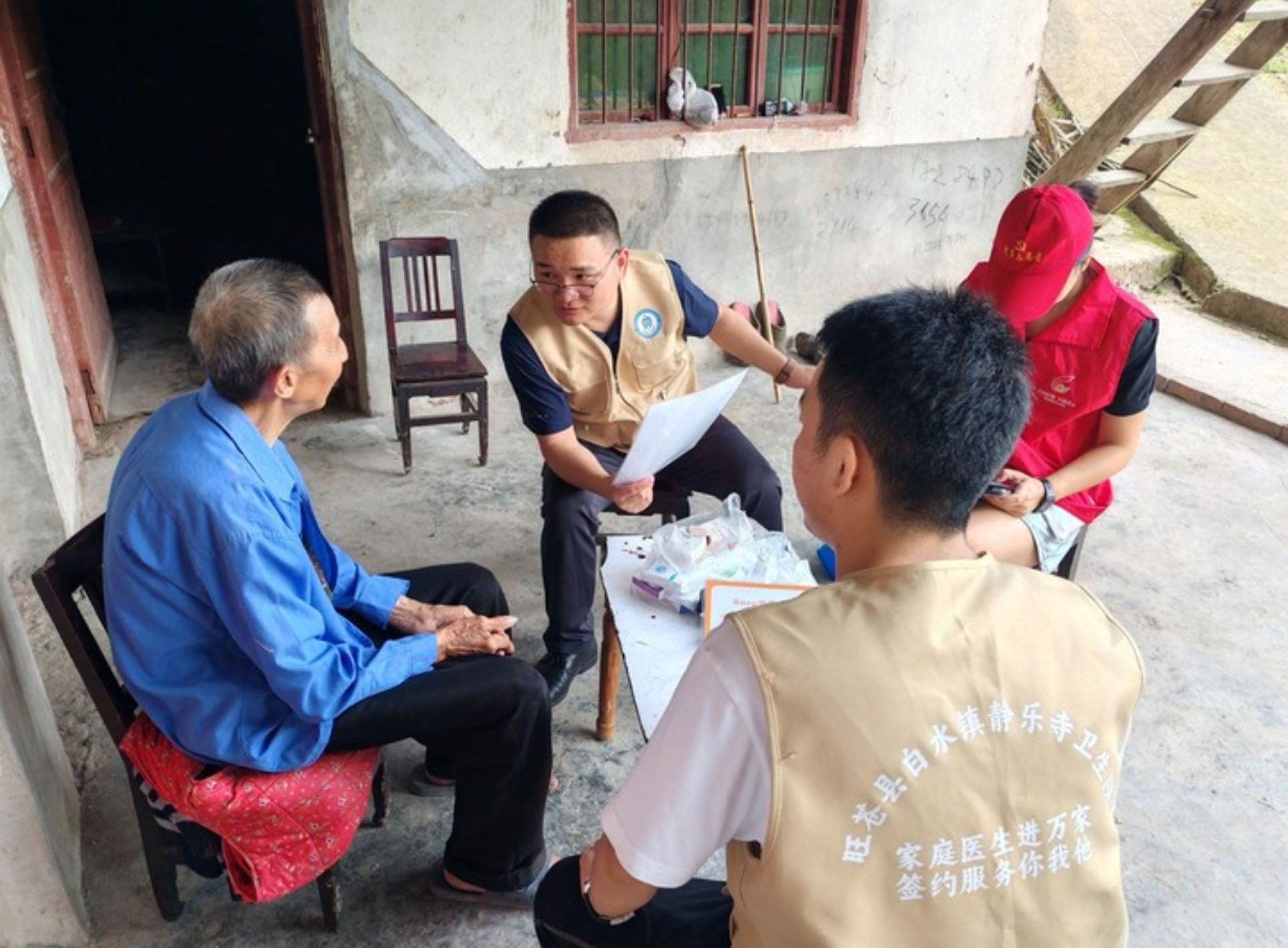 四川广元市旺苍县静乐寺尘肺病康复站医护人员上门对尘肺病患者进行随访。图片由受访者提供