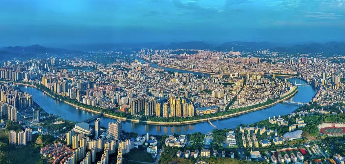 今日梅江，一幅城乡协调、活力迸发的高质量发展新画卷正从容铺展。（受访者供图）