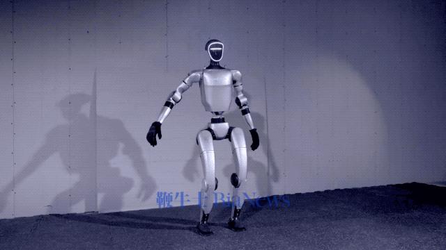 别看它个头不大，小跑速度却能超过2m/s，拥有23至43个关节，广阔的关节运动空间让它能完成各种高难度动态动作。