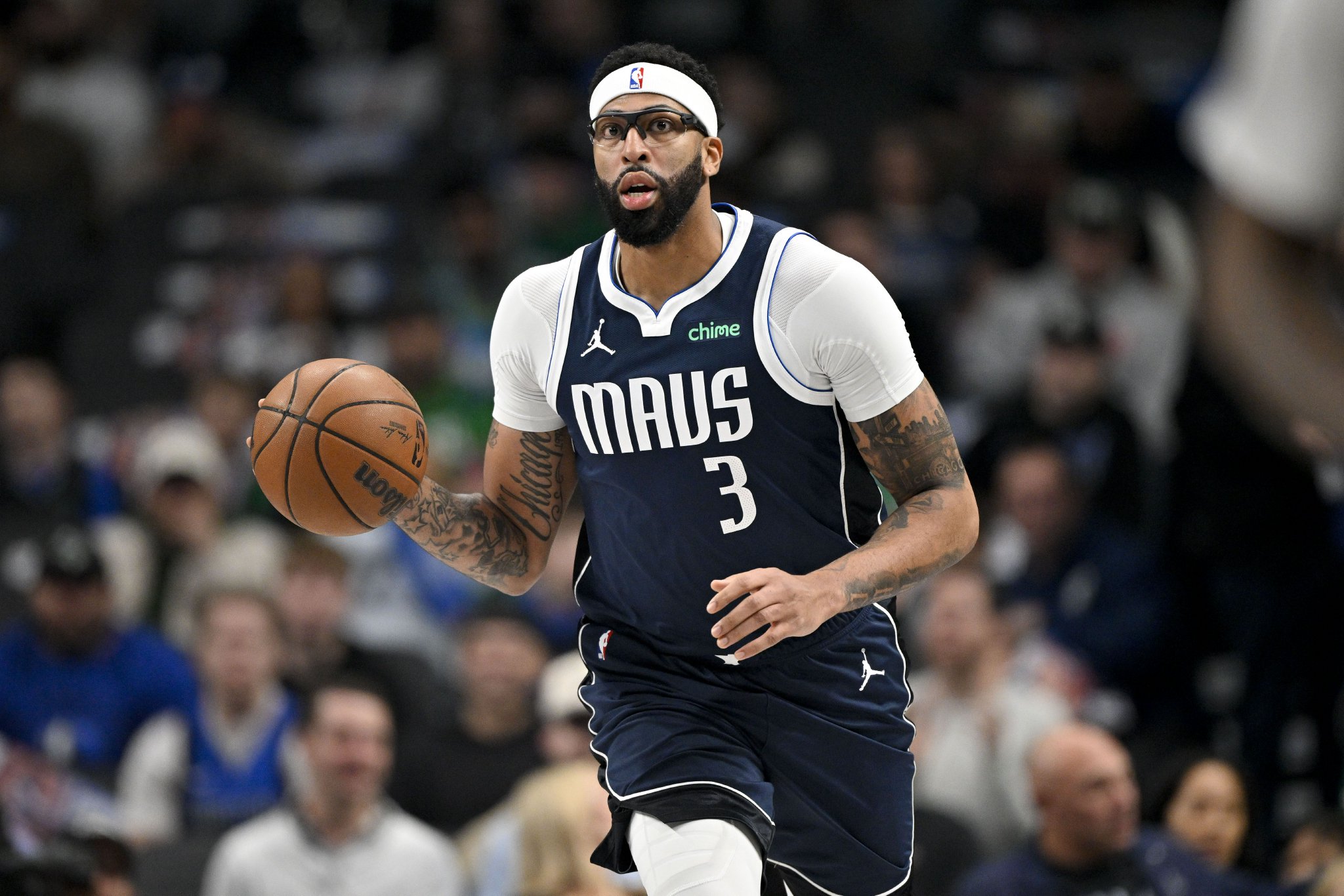 攻防俱佳！浓眉半场16中10砍下22分10板 罚球2中1