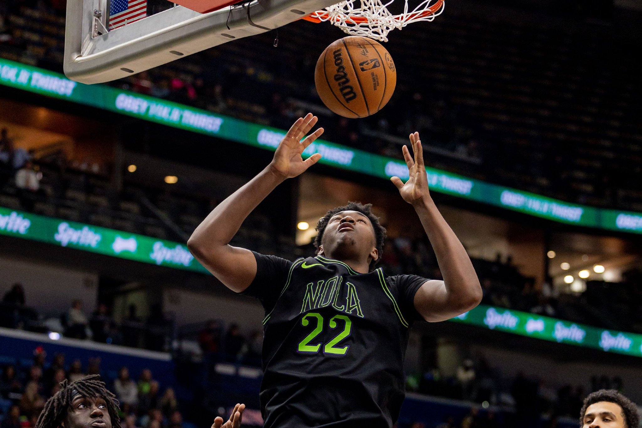 非常全面！鹈鹕13号新秀奎因半场5投4中高效得10分5板2助2断