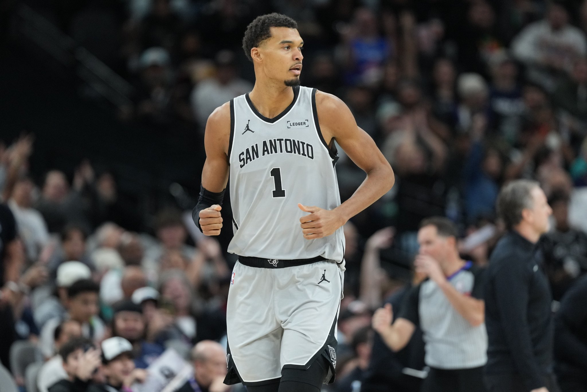 场均24.4分12.3板！马刺迎战雷霆 文班因左小腿伤病管理出战成疑