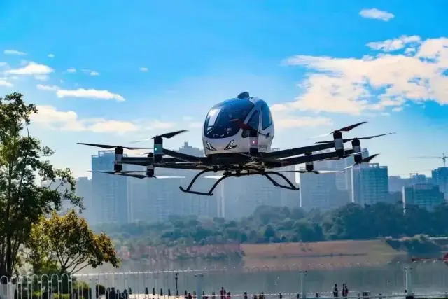 ▲亿航无人驾驶载人航空器在知识城九龙湖上空飞行