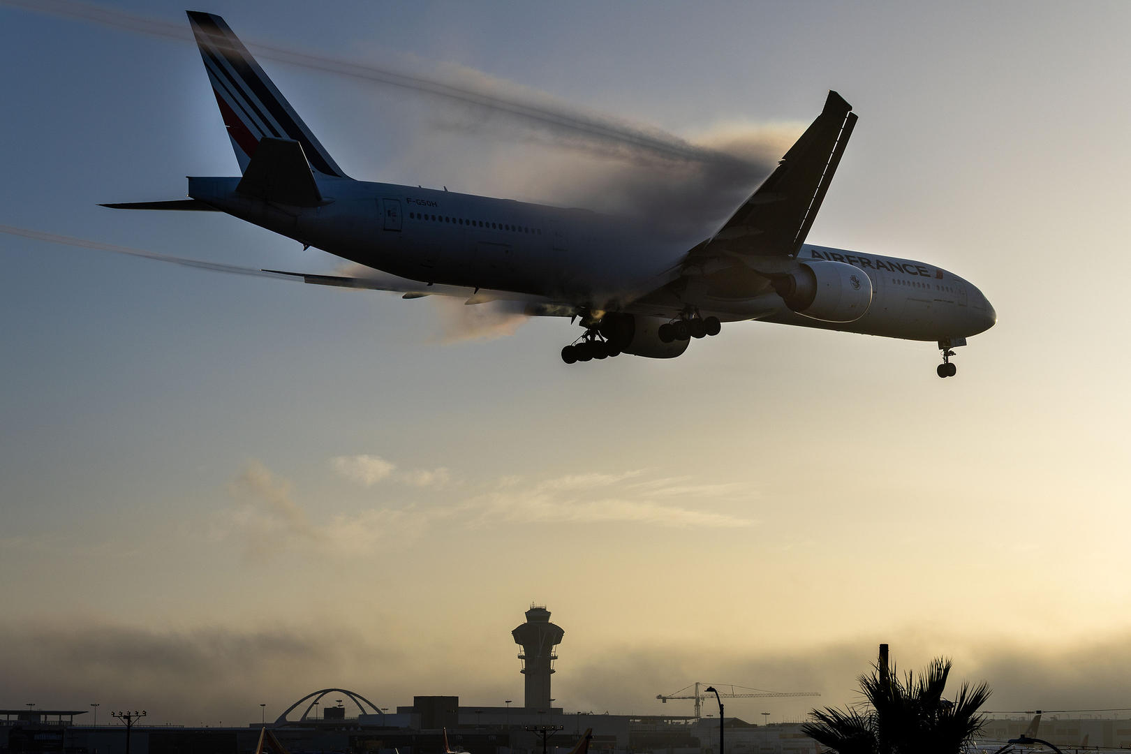 “发动机喘振”法国航班急坠1524米！有人紧紧抱住孩子，有人给丈夫发“遗书”