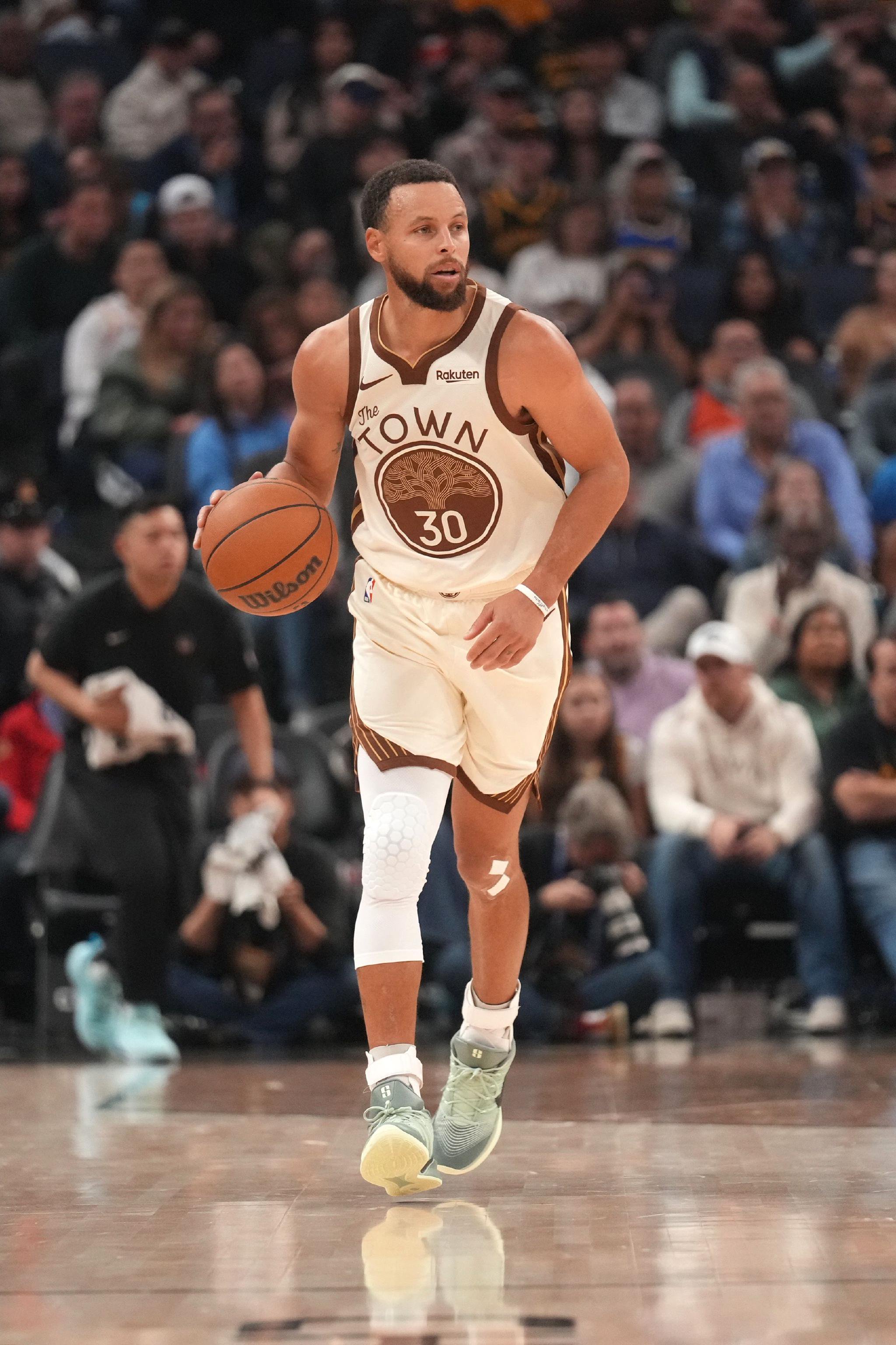 库里：我们持续在攻防保持强度 每个人都打得很自信&是场集体胜利