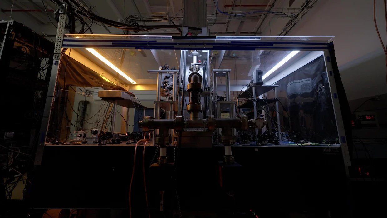 位于博尔德的 NIST F-4 原子钟，图源：美国国家标准与技术研究院