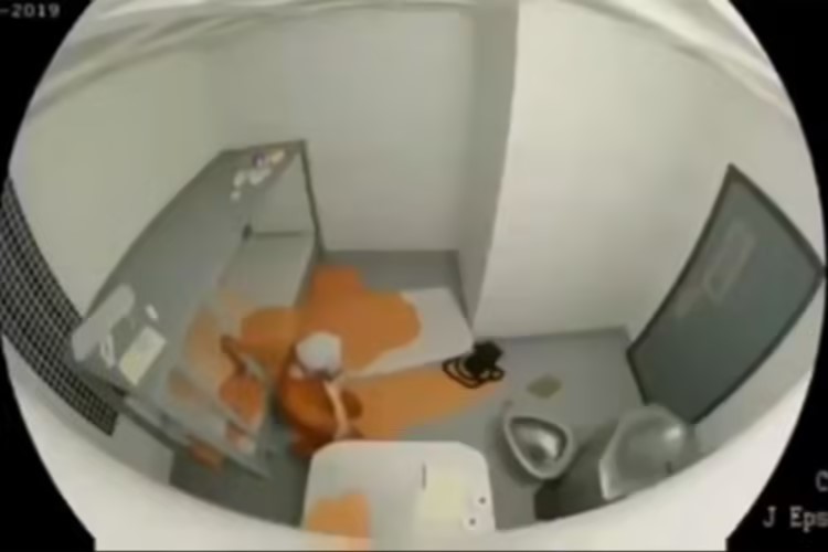 疯传网络！美司法部发布“爱泼斯坦狱中自杀” 视频，被指画面系伪造后火速删除