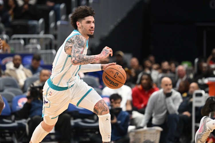 状态不错！三球半场9中5&4记三分拿到15分3板3助