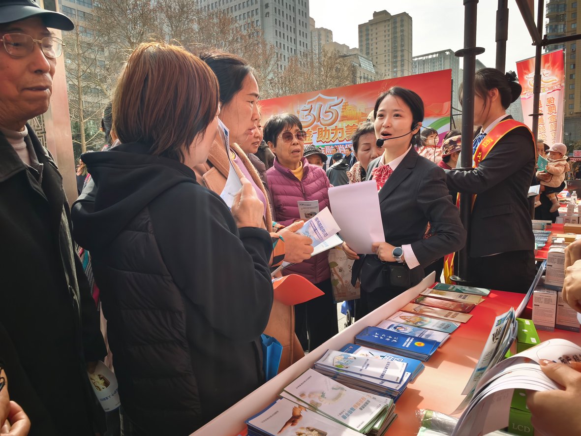 图为西安银行城东支行员工在消费者权益保护教育周活动中讲解反诈知识。资料照片