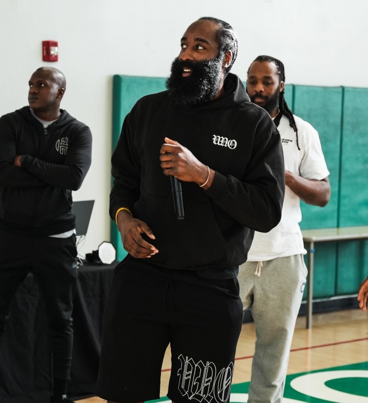 哈登现身某高中为学生送球鞋！哈登配文：最高尚行为就是激励他人