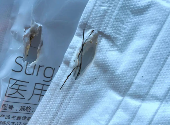 从车主描述及现场图片来看，事故可能与口罩内的金属条进入无线充电区域的交变磁场有关。