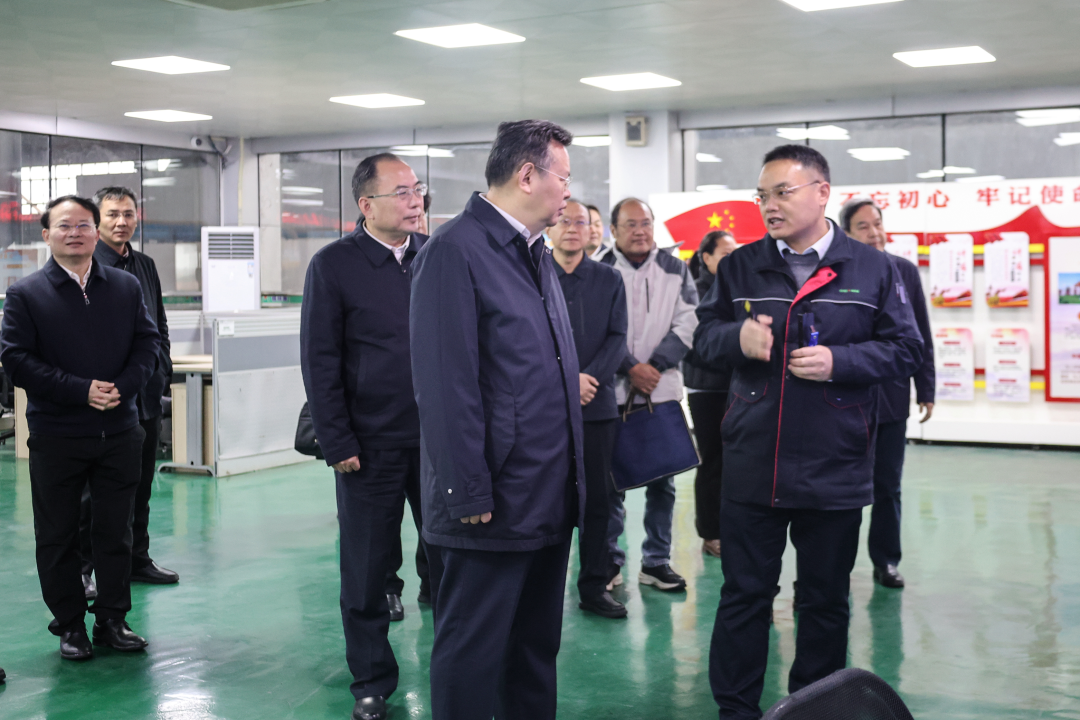 ▲湖北省政府副省长、党组成员程用文一行莅临格林美武汉园区调研指导